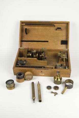 set of accessories for use with an optical bench