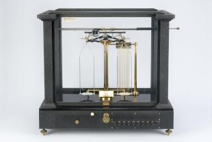 analytical balance with multiple rider carrier