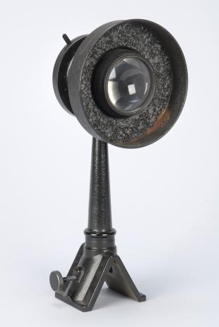 bull's eye condenser with iris diaphragm on a saddle foot for photomicrography