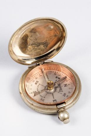 Aurapole pocket compass