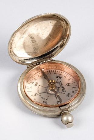 Aurapole pocket compass