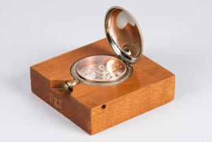 Aurapole magnetic pocket compass