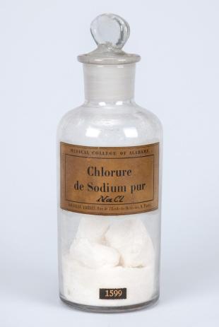 stoppered glass bottle of "Chlorure de Sodium pur"