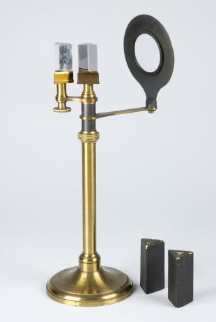 Stokes' apparatus for observing fluorescence