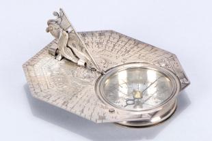 Butterfield-type sundial with case
