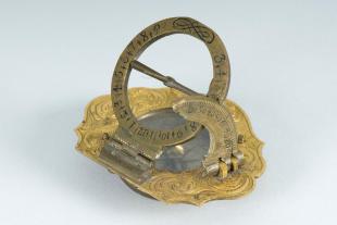 Augsburg-type sundial with case