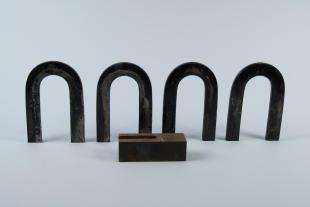 4 horseshoe magnets with horseshoe-shaped keeper