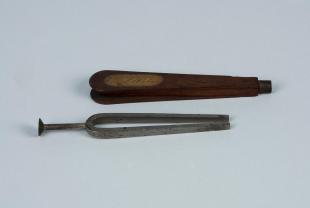 steel tuning fork in fitted wooden case, diapason Milan