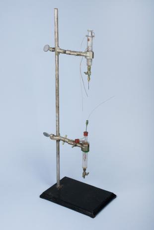 injection apparatus mounted on stand