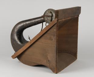 AK external horn loudspeaker with wooden trumpet