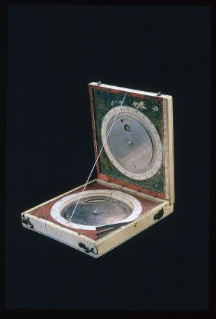 astronomical compendium with magnetic azimuth sundial