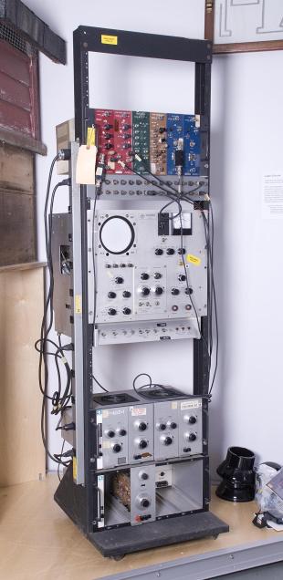 instrument rack for nuclear physics experiments