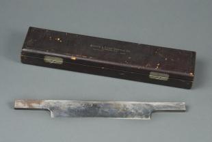 Minot-type microtome knife