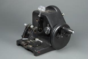 B&L Minot-type automatic rotary microtome